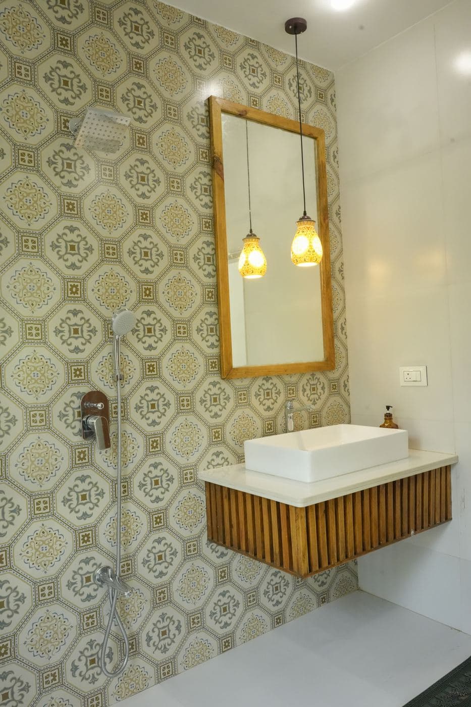Vanity and mirror in the Aranyam bathroom
