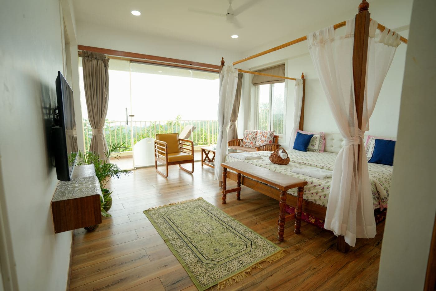 Shekaru Mountain View King Room with panoramic windows